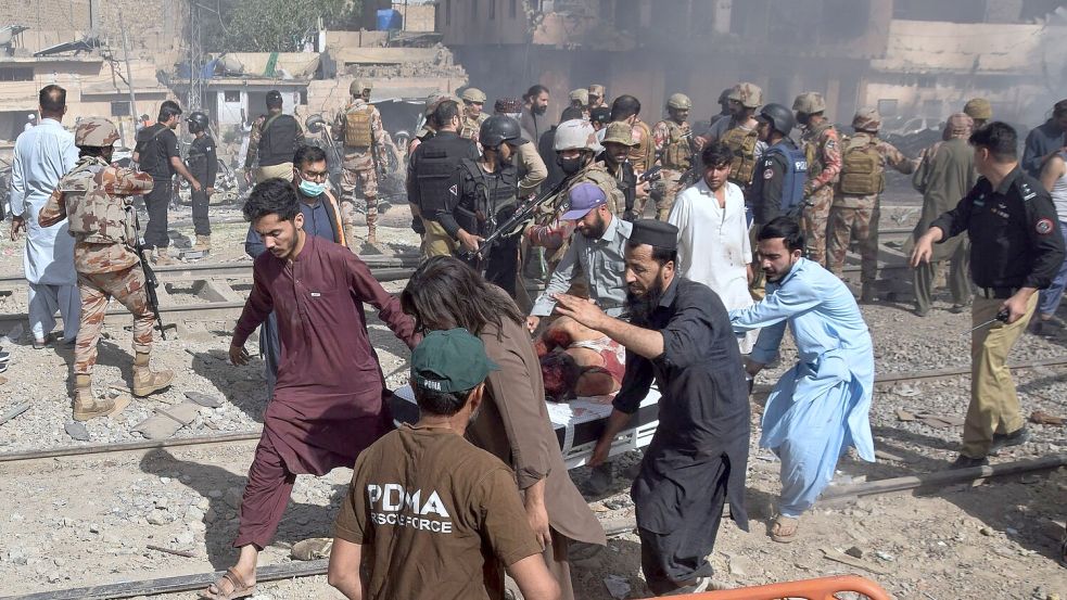 Eine Explosion reißt viele Menschen in den Tod - verantwortlich erklärt sich eine Separatistengruppe, die auch schon zuvor Anschläge verübt hatte. Foto: Arshad Butt