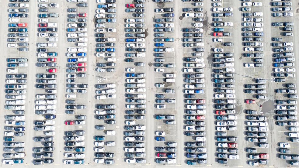 In der Autobranche gehen besonders viele Jobs verloren. (Archivbild) Foto: Julian Stratenschulte