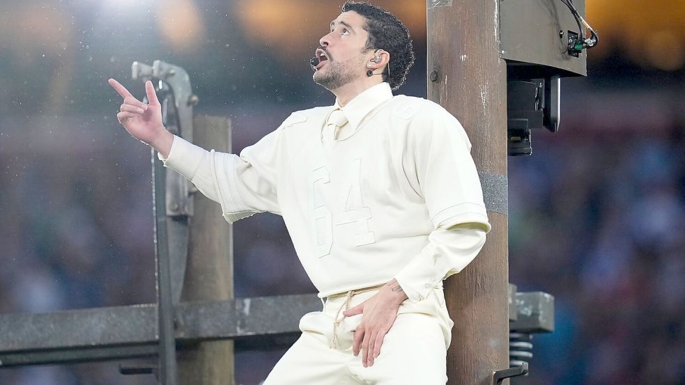 Durch Stars wie Bad Bunny ist der „Crotch Grab“ zum kulturellen Phänomen geworden. (Archivbild) Foto: Sue Ogrocki/AP/dpa