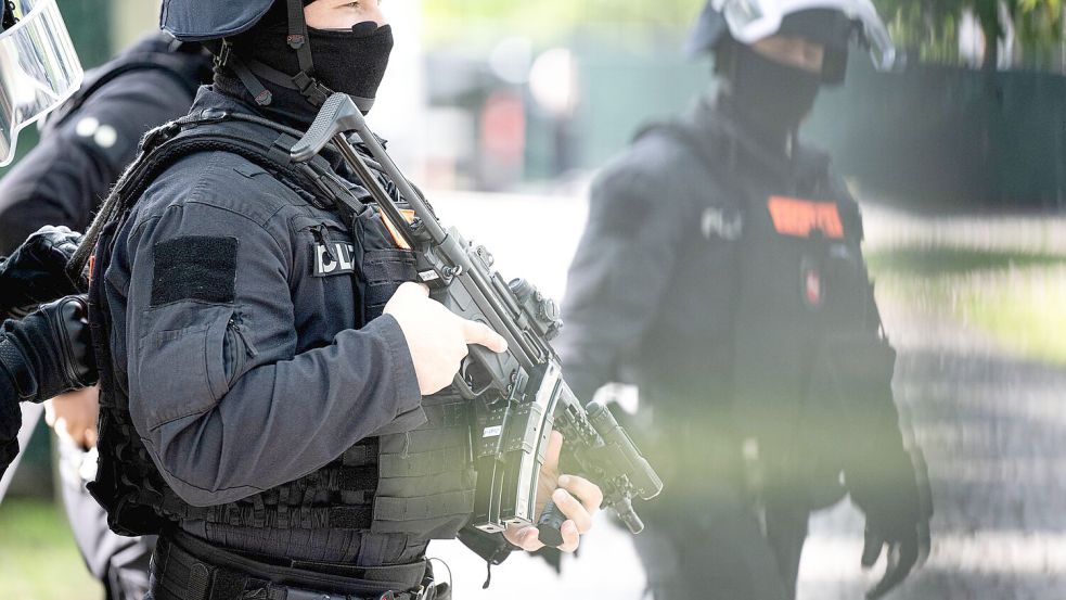 Bewaffnete Einsatzkräfte bewachen das Gerichtsgelände. (Archivbild) Foto: Sina Schuldt