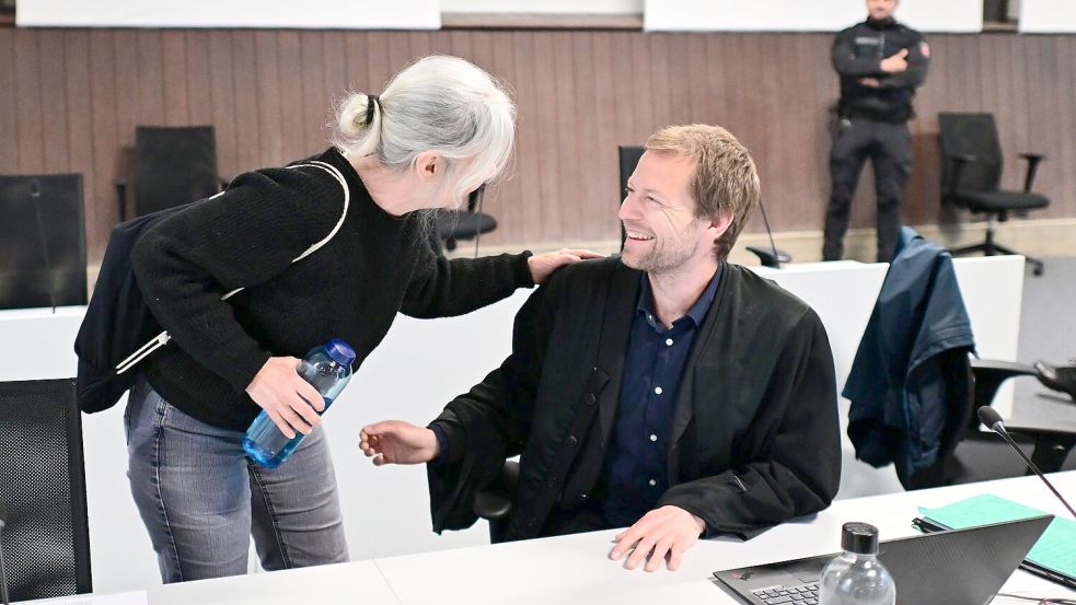 Klette und ihr Anwalt wirken freundschaftlich vertraut miteinander. (Archivbild) Foto: Sina Schuldt/dpa