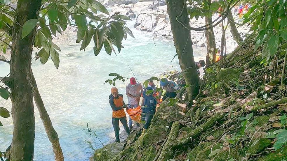 Die beiden Österreicher waren von einer Hängebrücke in die Tiefe gestürzt. Foto: -/Maumere Search and Rescue Offi