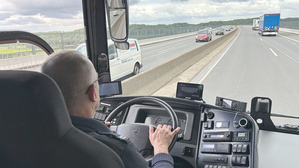 28 Häftlinge haben hier Platz: Der Gefangenenbus U63 auf dem Weg durchs Ruhrgebiet. Foto: Leon Grupe