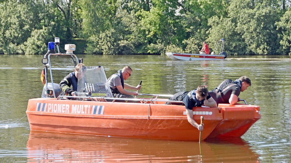 Der Badesee wurde mit Booten abgesucht. Foto: Thomas Dirks