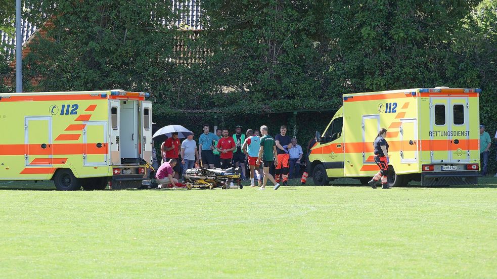 Der Rettungsdienst war mit zwei Wagen auf dem Sportplatz in Wallinghausen im Einsatz, um den verletzten Auricher Spieler zu versorgen. Nach einer Unterbrechung von 45 Minuten wurde das Bezirksligaspiel zwischen Wallinghausen und SpVg Aurich fortgesetzt. Foto: Wilfried Gronewold
