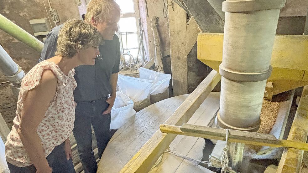 Hilde und Albert Kruize aus Bunde schauten sich die Technik an. Foto: Aiko Recke