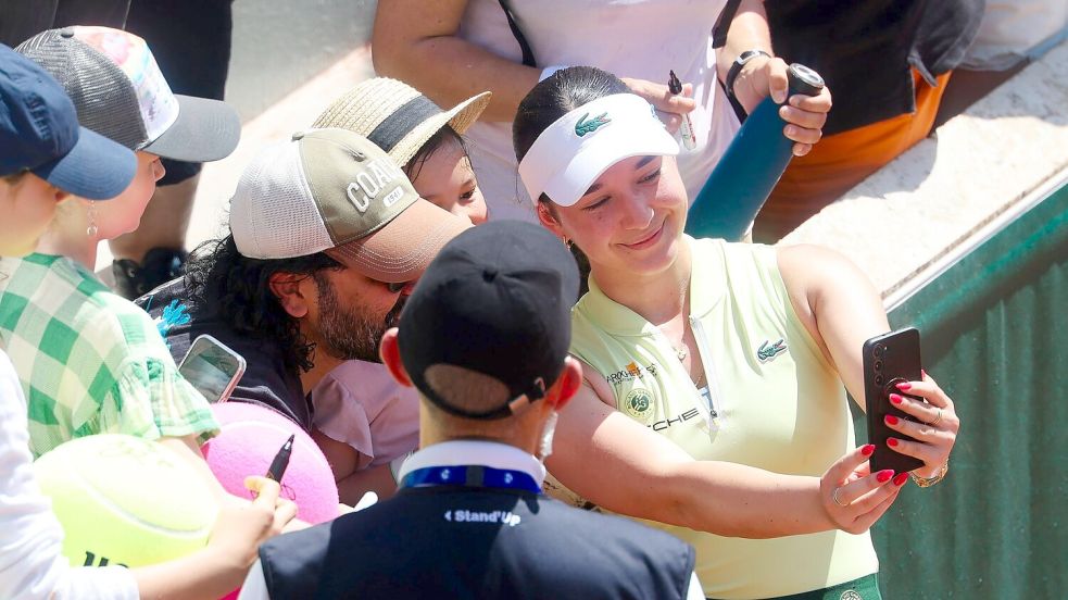 Machte nach ihrem Sieg ein Selfie mit den Fans: Eva Lys. Foto: Frank Molter