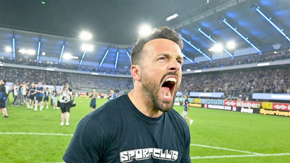 Paderborns Trainer Ralf Kettemann bejubelt den Aufstieg. Foto: Swen Pförtner/dpa