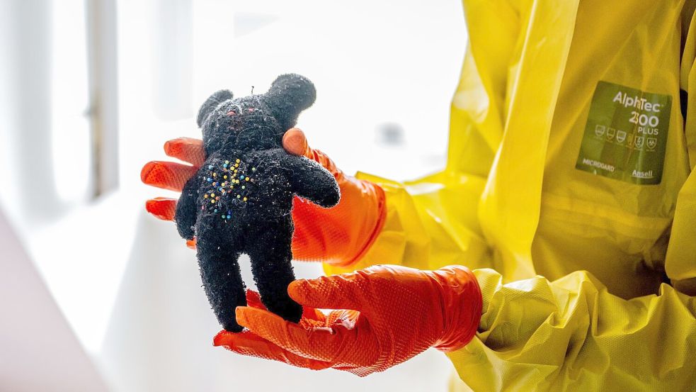 Immer wieder stoßen die Tatortreiniger bei ihrer Arbeit auf Gegenstände, die vom Alltag der Verstorbenen erzählen. Foto: Jacob Schröter/dpa