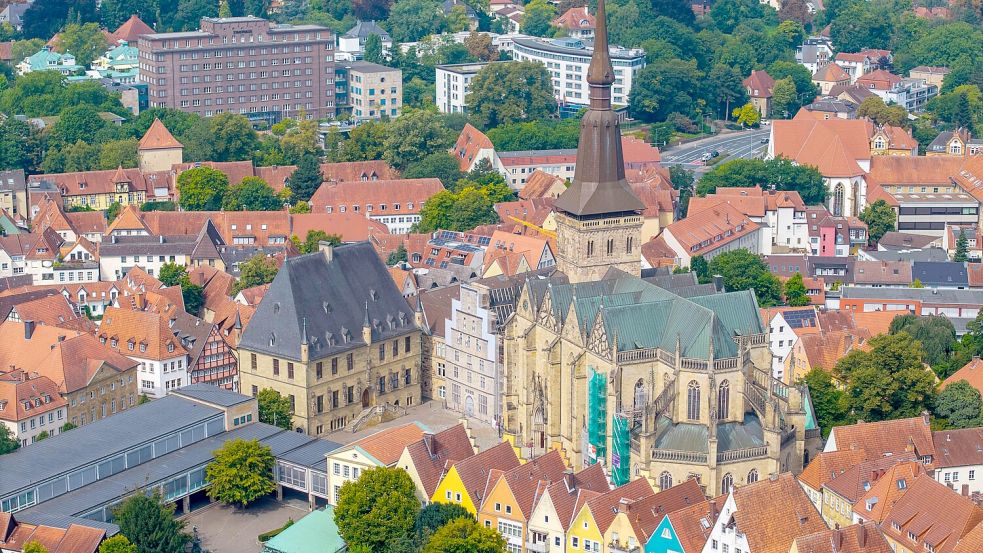 Große Gebäude, hoher Verbrauch: In Osnabrücks nördlicher Altstadt schließen sich Stadt, Kirchen und Stiftungen zusammen, um den historischen Kern energetisch zu sanieren. Foto: André Havergo