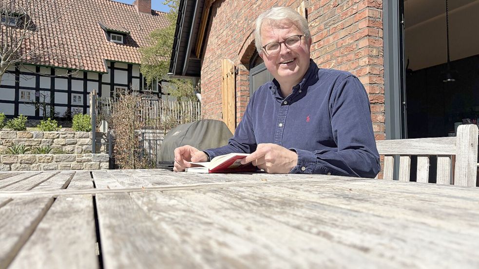 Frank Schäffler in seinem Garten in Bünde. Im Hintergrund ist das Fachwerkhaus der Familie zu sehen. Foto: Ebert