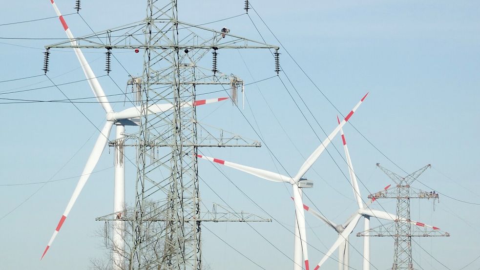 Strom aus Windkraft wird über weite Strecken geleitet. (Symbolbild) Foto: Carsten Rehder