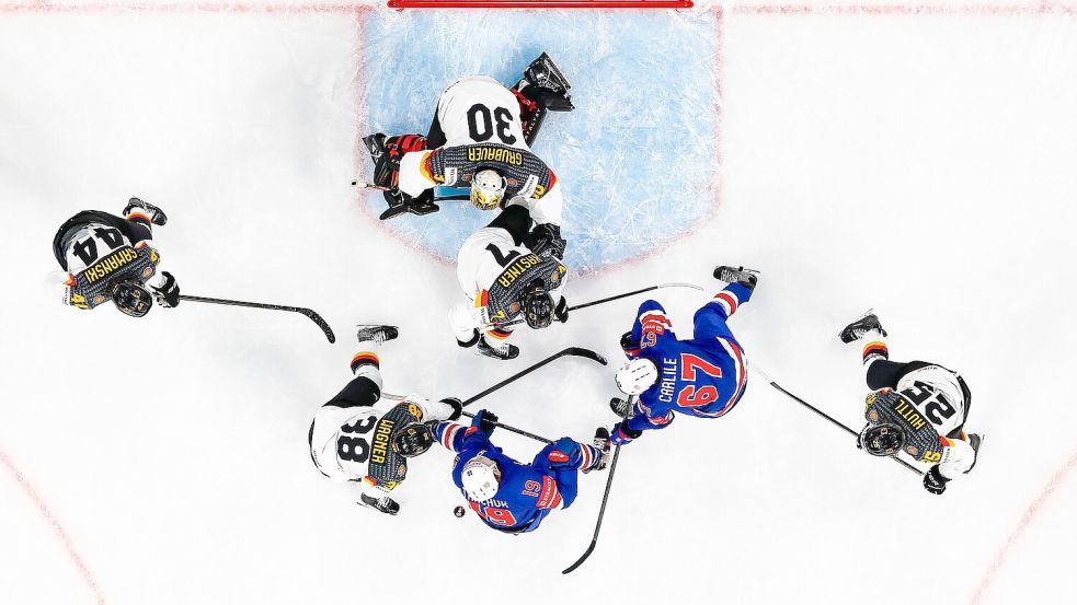 NHL-Torhüter Philipp Grubauer und sein Team kämpften gegen die US-Amerikaner, mussten sich aber geschlagen geben. Foto: Andreas Becker/KEYSTONE/dpa