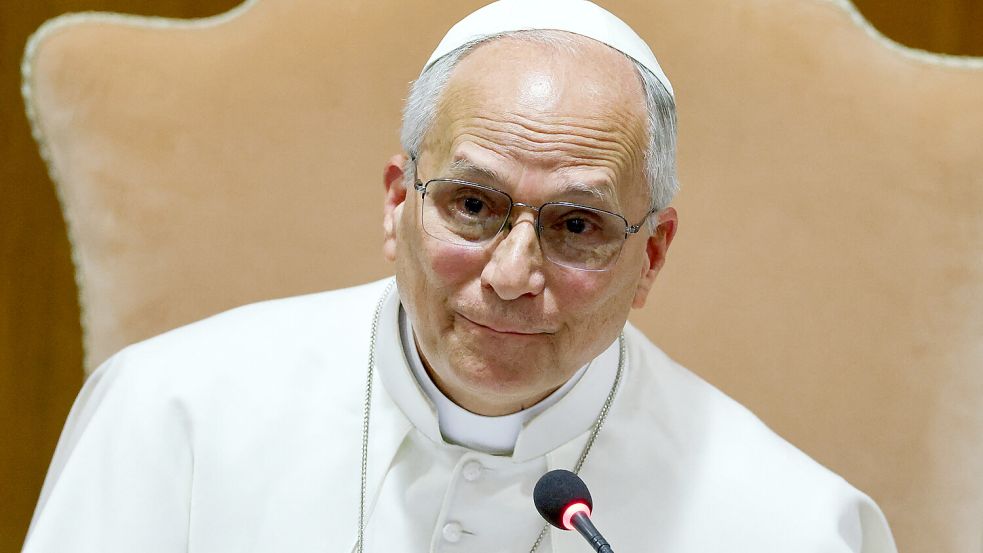 Papst Leo bei der Vorstellung seiner ersten Enzyklika „Magnifica Humanitas“ in Rom Foto: picture alliance / REUTERS/ Yara Nardi