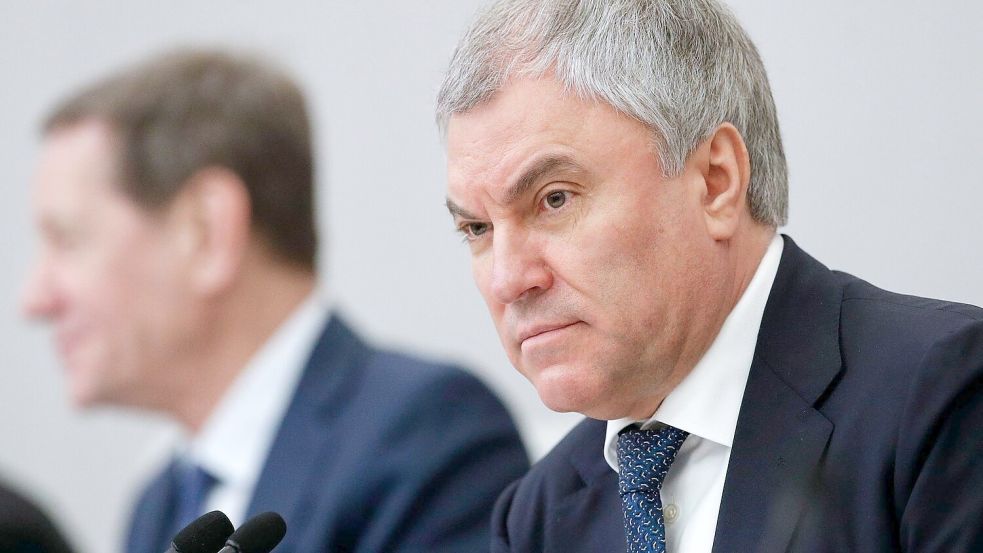 Russlands Parlamentschef Wjatscheslaw Wolodin droht der Ukraine mit Massenvernichtungswaffen. (Archivbild) Foto: -/AP/dpa