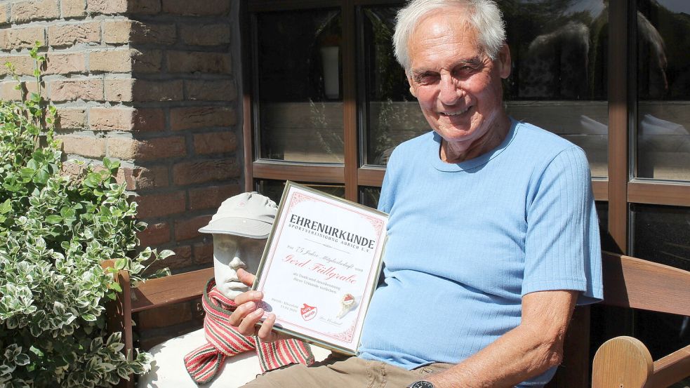 Der Auricher Gerd Füllgrabe wurde Ende Februar auf der Jahreshauptversammlung der SpVg Aurich für 75 Jahre Mitgliedschaft geehrt. Ein seltenes Jubiläum mit einem faden Beigeschmack. Foto: Wolf-Rüdiger Saathoff