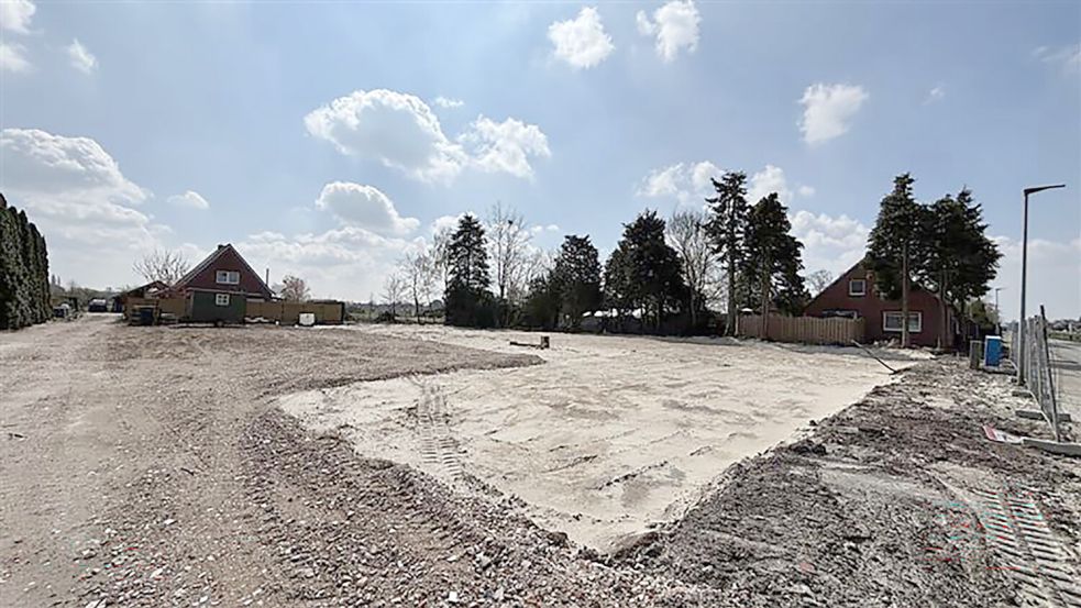 Der geplante L-förmige Grundriss ist auf dem Grundstück bereits gut zu erkennen. Foto: Nicole Böning