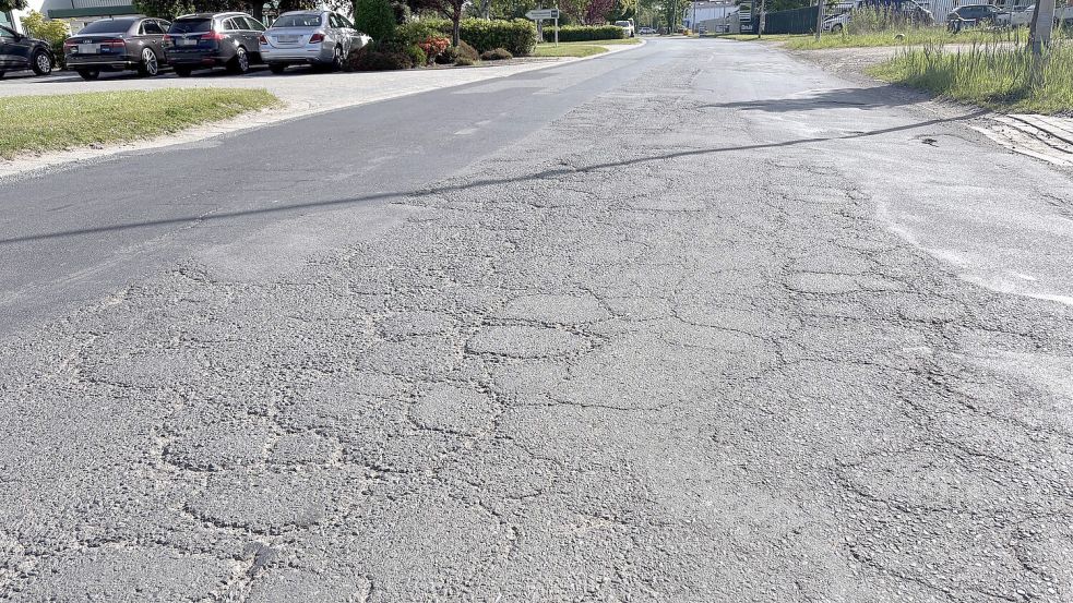 Zumindest an einigen Stellen ist der Zustand der Gewerbestraße in Georgsheil ziemlich schlecht. Foto: Aiko Recke
