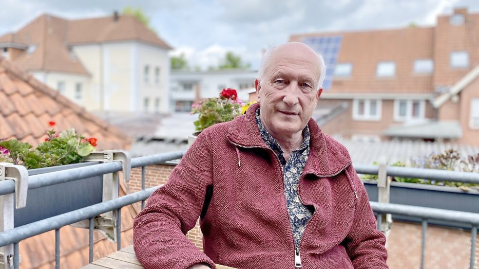 Hans Pfeiffer auf seinem Balkon in Ibbenbüren: Vor einem halben Jahr musste er mit einem Rettungshubschrauber von einem Kreuzfahrtschiff geflogen werden. Foto: Hans Pfeiffer