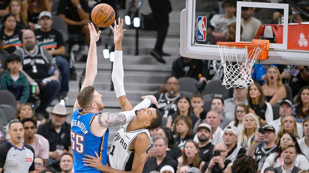 Isaiah Hartenstein (links) legte für Oklahoma in Spiel fünf gegen die San Antonio Spurs um Starspieler Victor Wembanyama 15 Rebounds auf. Foto: Darren Abate
