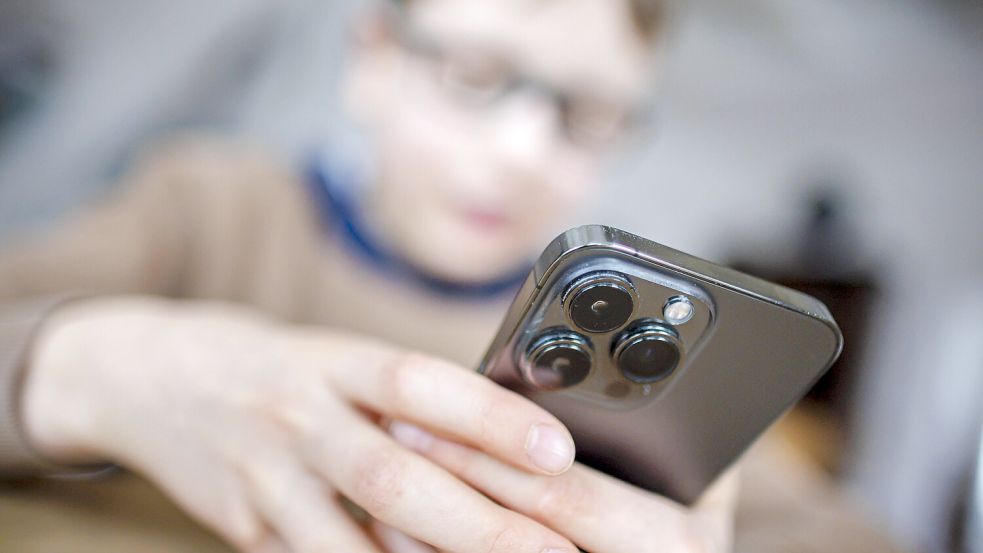 In der Debatte um eine Altersgrenze für Social Media geht es um den Jugendschutz – Australien ist bereits mit einem strengen Gesetz vorgeprescht. Das hat laut Forschern unerwünschte Nebenwirkungen. Foto: dpa/Thomas Trutschel