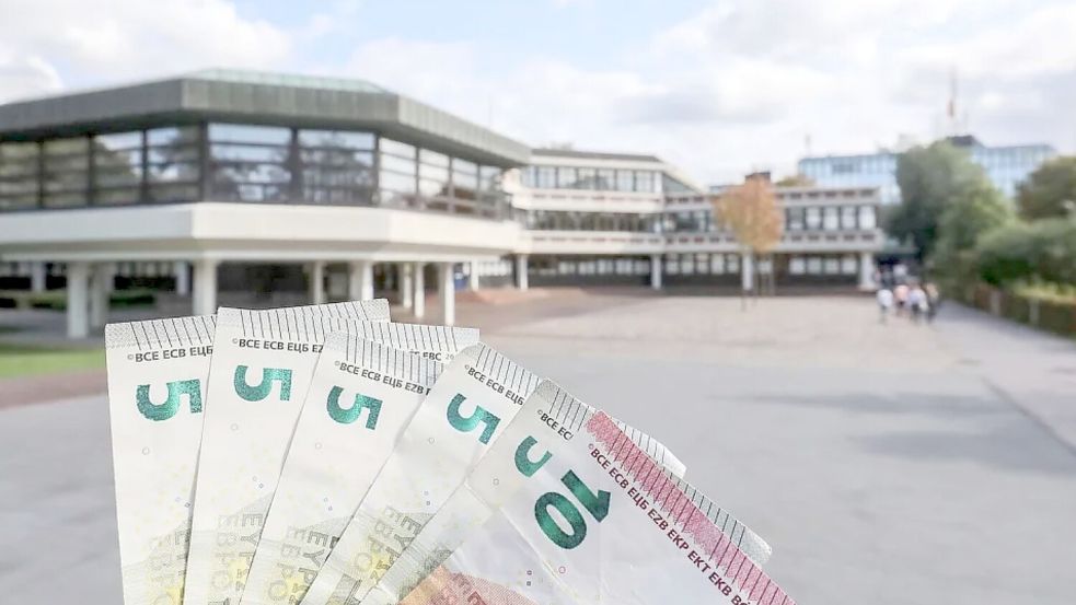 Im Auricher Rathaus geht es wieder einmal ums Geld. Sechs Monate nach dem Haushaltsbeschluss 2026/27 wird erneut über Millionen beraten. Foto: Romuald Banik