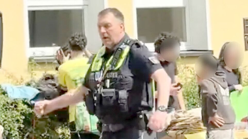Dieser Stadtteilpolizist geht mit einer Tanzeinlage gerade viral. Foto: Tiktok/Julia Simon