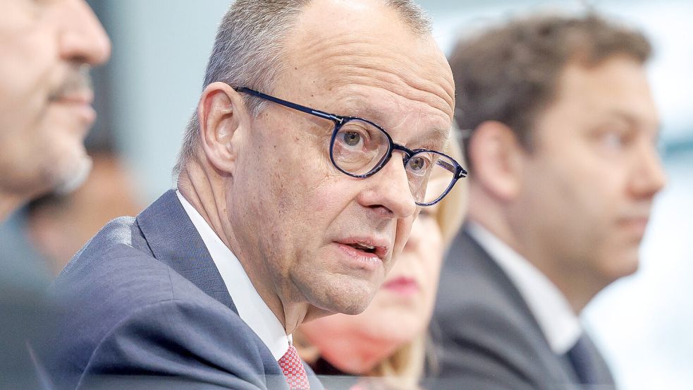 Das Warten auf gute Nachrichten aus der Wirtschaft geht weiter: Kanzler Friedrich Merz und seine Koalitionäre. Foto: IMAGO/Andreas Gora