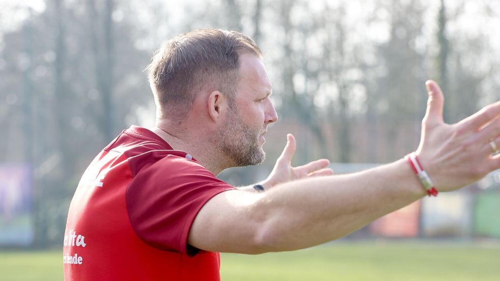 Der Münkeboer Trainer Uwe Delewski ärgerte sich über die beiden Elfmeter, die gegen seine Mannschaft gepfiffen wurden. Foto: Wilfried Gronewold