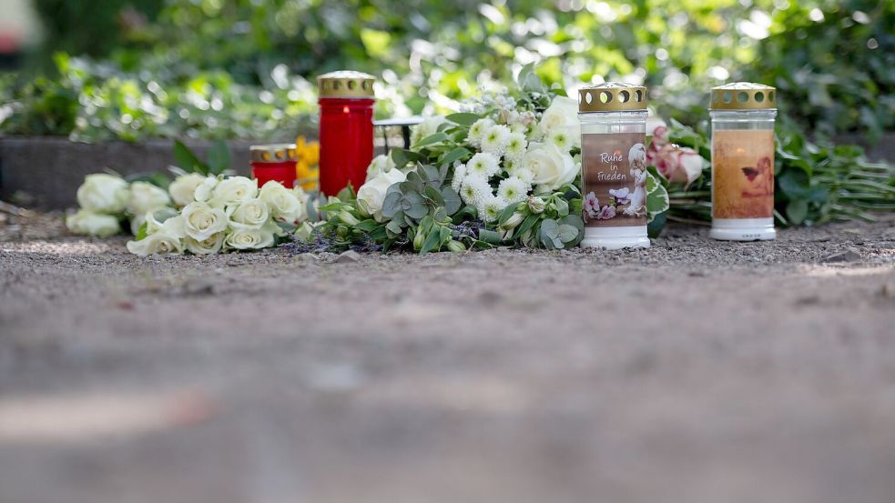 Nahe der Unfallstelle wurden am Nachmittag Kerzen aufgestellt und Blumen niedergelegt. Foto: Fabian Strauch