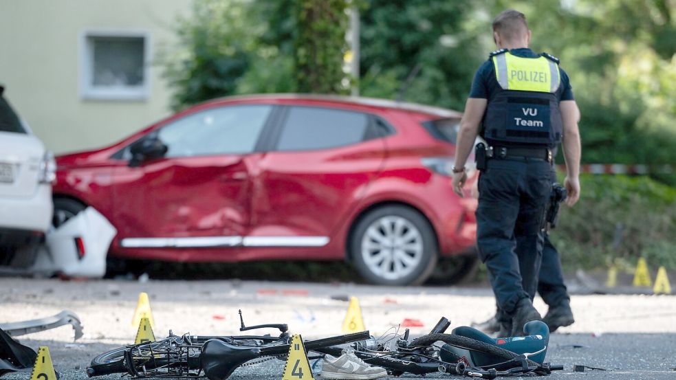 Ein zerstörtes Fahrrad, ein verlorener Schuh auf der Fahrbahn - eine Frau hat drei Kinder angefahren. Foto: Fabian Strauch