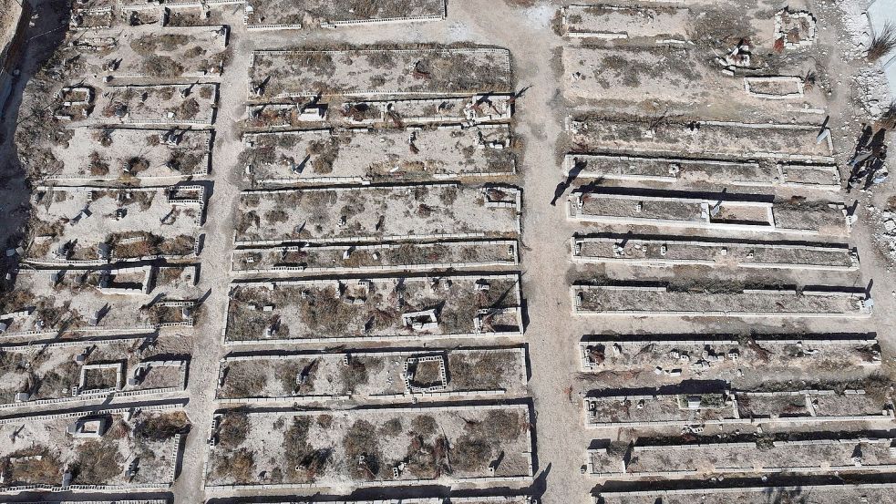 Experten fanden zusammen mit syrischen Behörden Dutzende chemische Kampfmittel an mehreren Orten. (Archivbild) Foto: Hussein Malla/AP/dpa