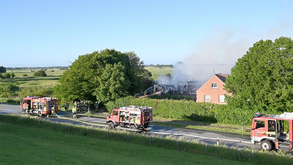 Die Feuerwehr löschte die Flammen. Foto: Lars Penning/Die Bildwerft