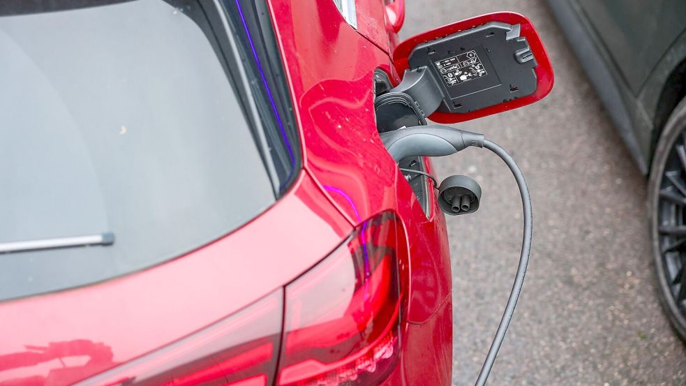 Ein Elektroauto an einer Ladesäule. E-Autos gewinnen laut HUK Coburg stark an Zuspruch. (Symbolbild) Foto: Jan Woitas