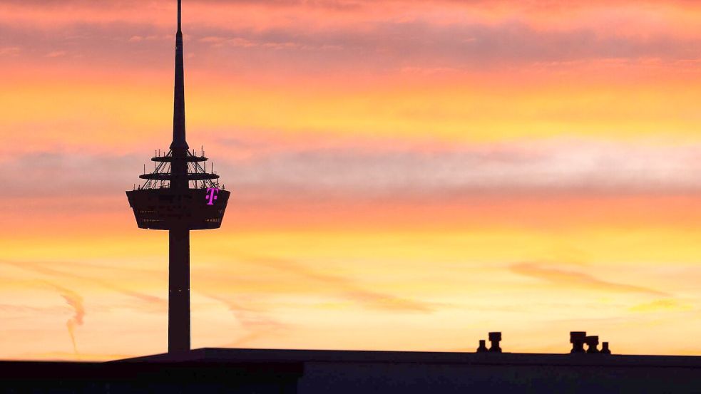 Und dann macht es „Bumm“: In einer Satire-Sendung des ZDF soll es um die angebliche Sprengung des Kölner Fernsehturms gehen. (Archivfoto) Foto: Rolf Vennenbernd