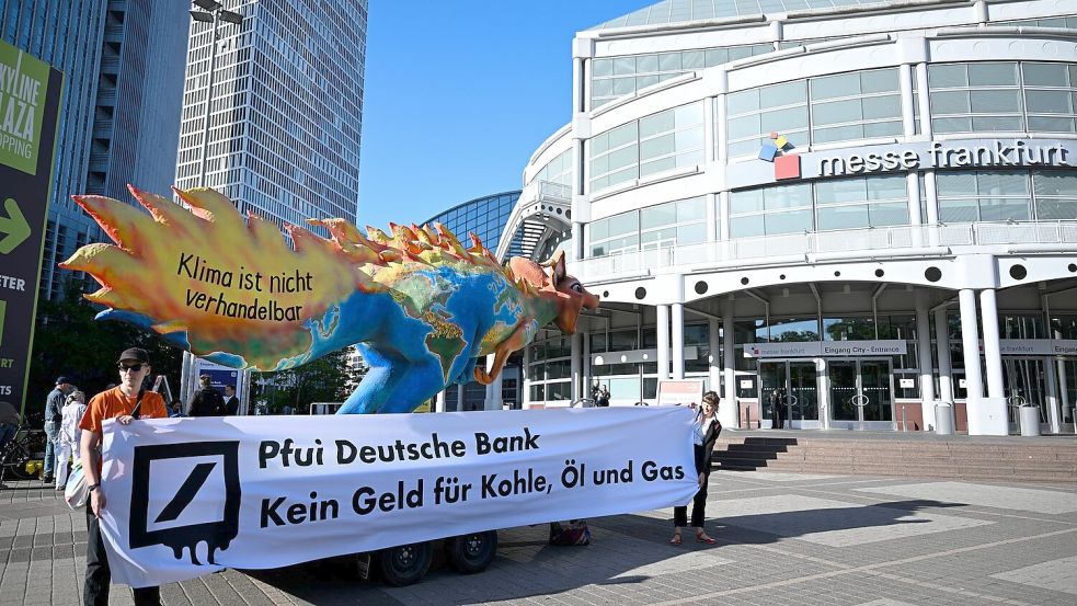 Die Hauptversammlung der Deutschen Bank in Frankfurt wurde von Protesten begleitet. Foto: Florian Wiegand