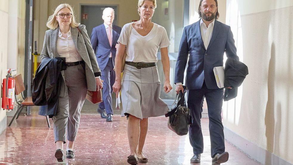 Christina Block (m.) mit ihren Verteidigern auf dem Weg ins Gericht. Foto: Georg Wendt