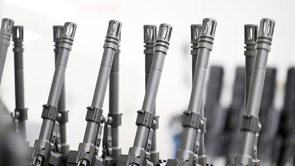 Stahl an Stahl: Die Läufe von Sturmgewehren in der Produktion von Heckler & Koch. Foto: Bernd Weißbrod