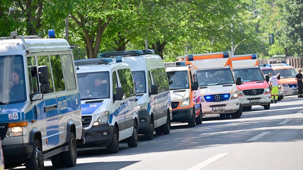 Die Polizei sucht mit einem Großaufgebot der Polizei nach einem bewaffneten Menschen auf dem Tempelhofer Feld. Foto: dpa/Sebastian Gollnow