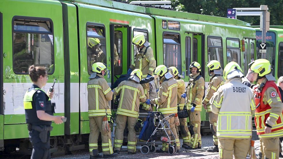 Die beiden Bahnen waren zusammengestoßen. Foto: Julian Stratenschulte/dpa