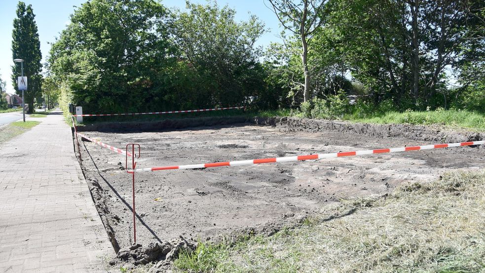 Die Arbeiten auf der Fläche neben dem Bauhofgelände am Tjücher Moortun in Marienhafe, die künftig als Parkraum dienen soll, haben begonnen. Foto: Thomas Dirks