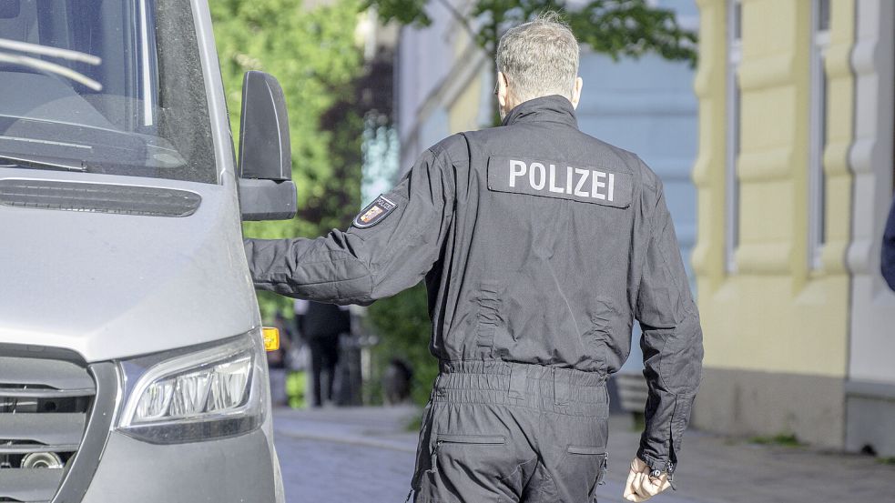 Die Polizei ermittelte bis zum Morgen am Tatort in der Ritterstraße. Foto: Sebastian Iwersen