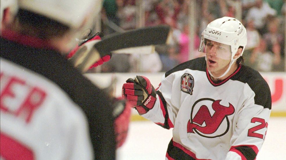 Claude Lemieux spielte in seiner Karriere auch für die New Jersey Devils. (Archivbild) Foto: BILL KOSTROUN/AP/dpa