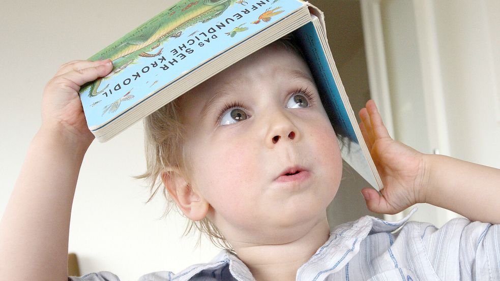 Ich habe jahrelang ein stillschweigendes Abkommen mit Büchern gehabt: Ich lasse sie in Ruhe, sie lassen mich schlafen. Meine Kinder haben den Vertrag einseitig gekündigt. Foto: IMAGO/serienlicht