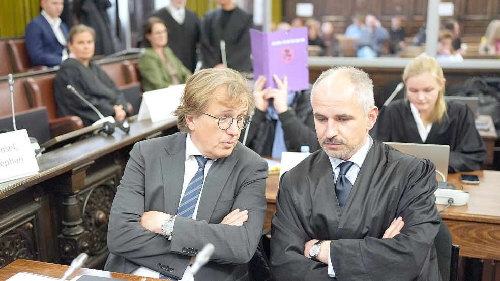 Anwalt Marko Voß (rechts), Verteidiger des Angeklagten Andreas Costard (links), hat in der Befragung der mutmaßlichen Entführerin „Olga“ Unstimmigkeiten festgestellt. Foto: dpa/Marcus Brandt