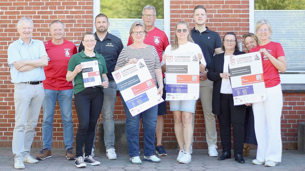 Sie freuen sich auf den Freiheitsmarsch: MTV-Vorsitzender Wilfried Theessen (von links), Organisationschef Andreas Epple, Ilse Ippen-Ludwigs (Vorsitzende Junge Landfrauen Kreis Aurich), Dennis Debelts (EDEKA Bruns), Signe Foetzki (Ostfriesische Brandkasse), Jens Schlichting (Orga-Team), Anja Dekker (Geschäftsführerin MTV), DJ Christian Schmidt, Ute Meinert (Sparkasse Aurich-Norden), Vanessa Plate (Social Media) und Heike Pilk (Orga-Team). Foto: Wilfried Gronewold