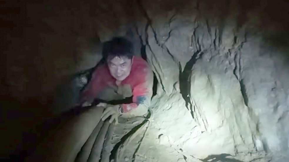 Die Retter mussten sich durch extrem enge Tunnel kämpfen. Foto: Uncredited