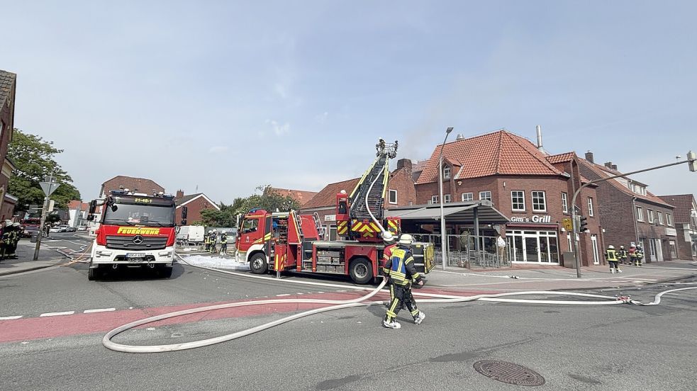 Großeinsatz der Feuerwehr Norden an der Kreuzung Norddeicher Straße. Foto: Rebecca Kresse