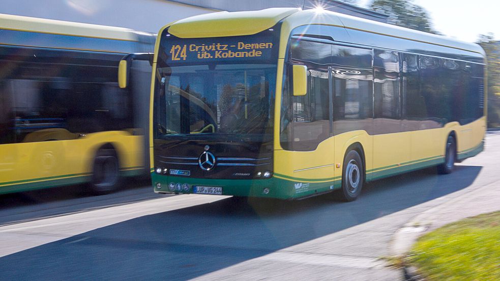 Auch bei Bussen sind alternative Antriebe längst etabliert. Hier fährt ein Elektrobus für den Einsatz im ländlichen Raum über den Betriebshof der Verkehrsgesellschaft des Landkreises Ludwigslust-Parchim. Sie war das erste Unternehmen in Deutschland, das Busverkehre im ländlichen Raum in großem Stil auf Elektrofahrzeuge umstellte. Foto: Jens Büttner/DPA