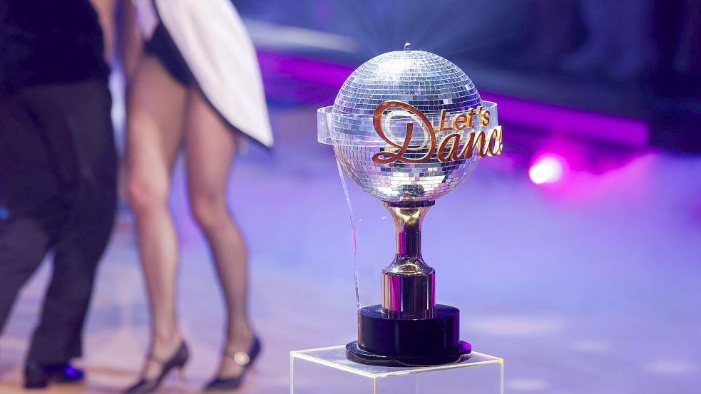 Um diesen Pokal geht es im „Let’s Dance“-Finale Foto: Rolf Vennenbernd